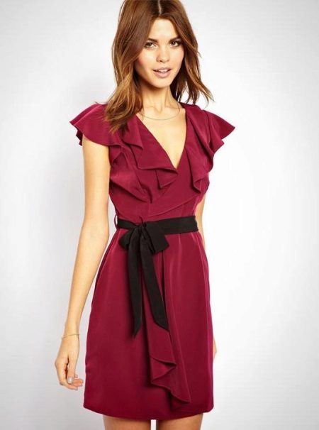 Dress with a V-neckline and frills on the shoulders and chest for the figure Pear (triangle)