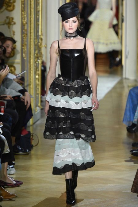 Đầm da với corset