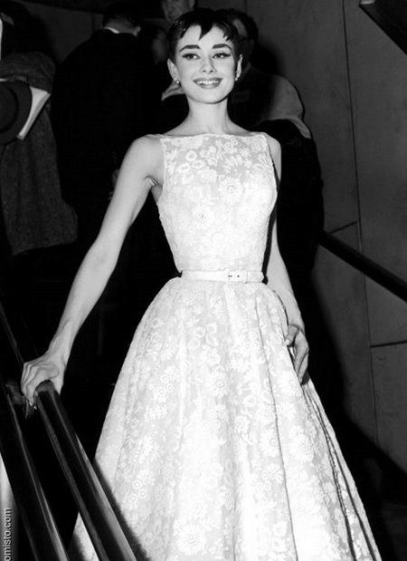 Lush Dresses mula sa 60s - Audrey Hepburn