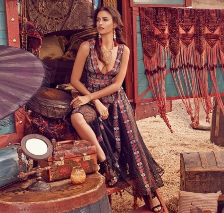 Váy boho với đường viền cổ sâu