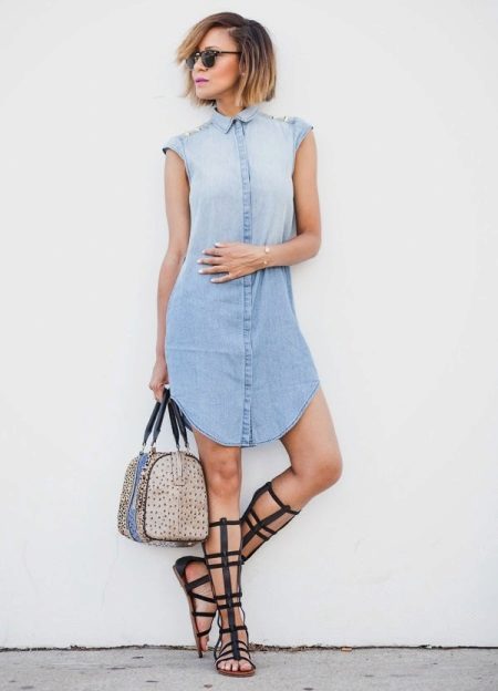 Gladiators sa isang denim shirt dress