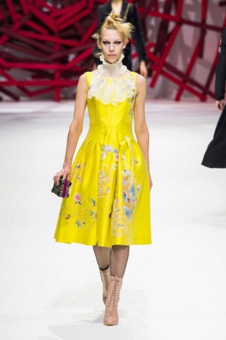กระเป๋าและรองเท้าใส่ชุดสีเหลือง