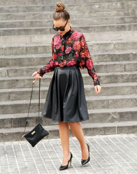 Leather skirt sun sa kumbinasyon ng isang shirt