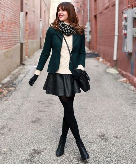 Leather skirt sa araw na may dyaket