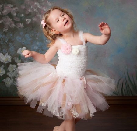 ถักด้านบนแต่งตัวสำหรับสาวจาก tulle