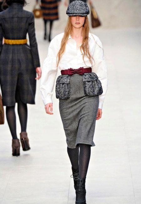 Skirt na may patch pockets para sa mga kababaihan na may isang baligtad hugis tatsulok
