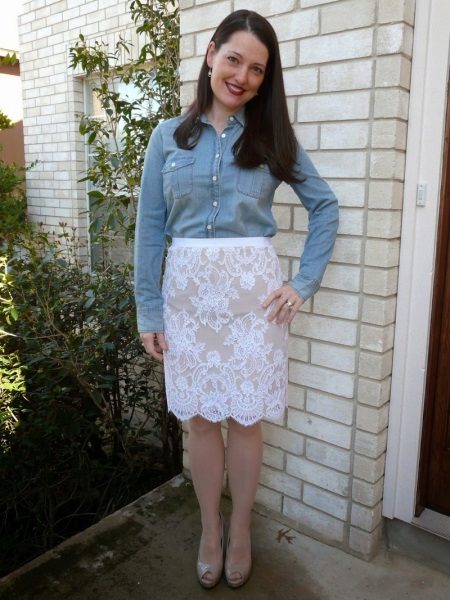 Straight skirt na may denim shirt