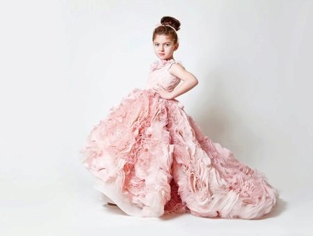 Elegant ball gown para sa batang babae na may tren