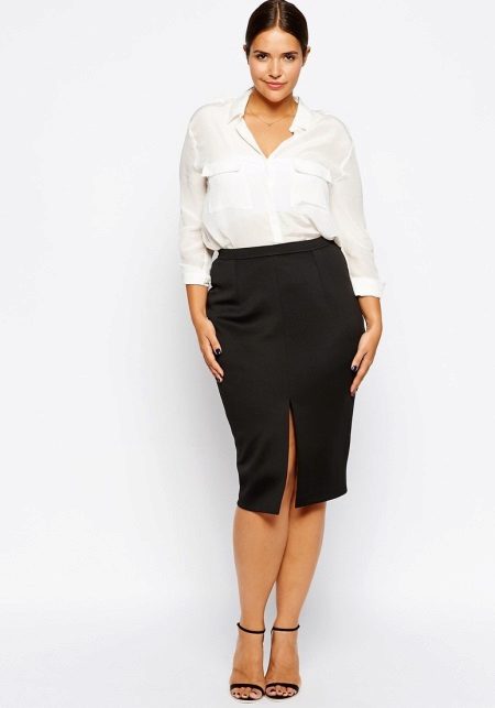 Pencil skirt na may blusa ng V-neck