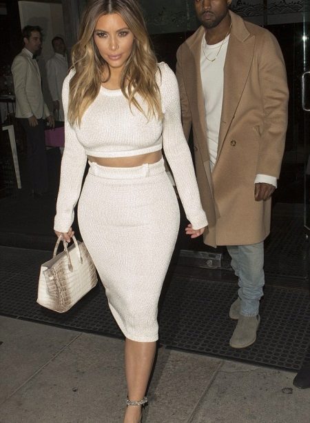 White skinny skirt sa ibaba ng tuhod