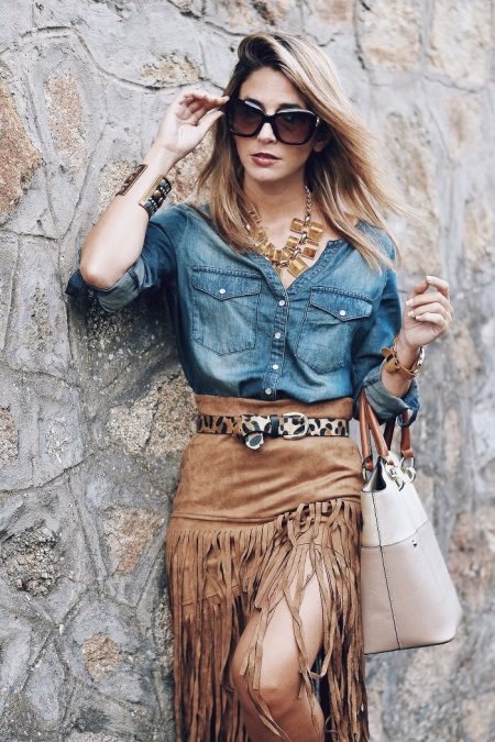 Suede sand skirt na may denim shirt